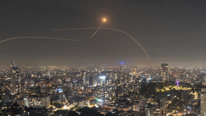 Foto: Sistem pertahanan udara Iron Dome Israel menembak untuk mencegat roket yang ditembakkan dari Jalur Gaza, di Israel tengah, Sabtu (28/10/2023) waktu setempat. (AP/Oded Balilty)