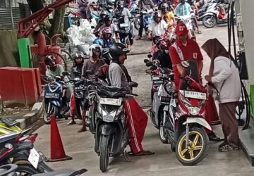 Antrian Panjang Pengisian Pertalite di SPBU Kebun Cengkeh Ambon