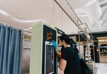 Rayakan HUT, Erha Hadirkan Perawatan Kulit Gratis di Maluku City Mall Ambon