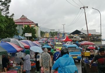 Pedagang Pasar Mardika Ambon Kembali Berjualan di Badan Jalan