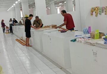 Pedagang Pasar Mardika Baru Mulai Perbaiki Meja Jualan