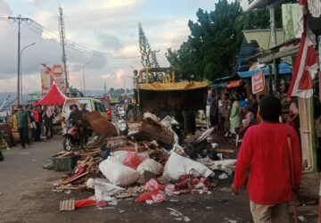 Penertiban Lanjutan di Pasar Mardika Ambon, Lapak Pedagang Diratakan dengan Bulldozer