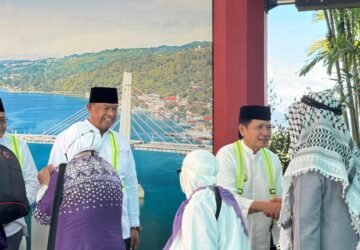 Penjabat Gubernur Maluku Sadali Ie Sambut Kedatangan 146 Jemaah Haji di Bandara Pattimura Ambon