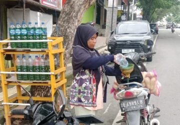 Penjaja Minyak Eceran Sigap Bantu Pengendara Motor Kehabisan Bensin di Jalan Jenderal Sudirman Ambon
