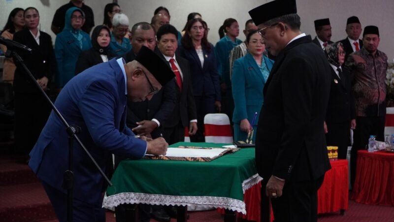 Roberd Sapulette Resmi Dilantik sebagai Sekda Definitif Kota Ambon