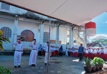 SD Al Ikhsan Wara Kembang Buton Hative Kecil Ambon Gelar Upacara Hardiknas 2024
