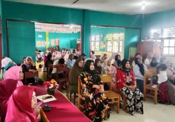 SD Al Ikhsan Wara Kembang Buton Hative Kecil Ambon Lakukan Pembagian Laporan Pendidikan