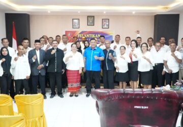 Sekretaris Kota Ambon Agus Ririmasse Hadiri Pelantikan RT/RW Desa Poka