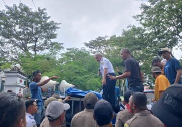 Ratusan Supir Angkot di Ambon Gelar Aksi, Desak Pembekuan Taxi Online Maxim
