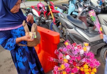 Penjual Bunga Bersiap Sambut Hardiknas di Kota Ambon
