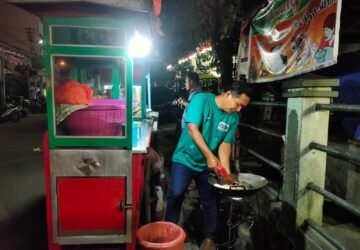 Penjual Nasi Goreng Di Jalan Soabali Ambon Mulai Berjualan Sore Hari